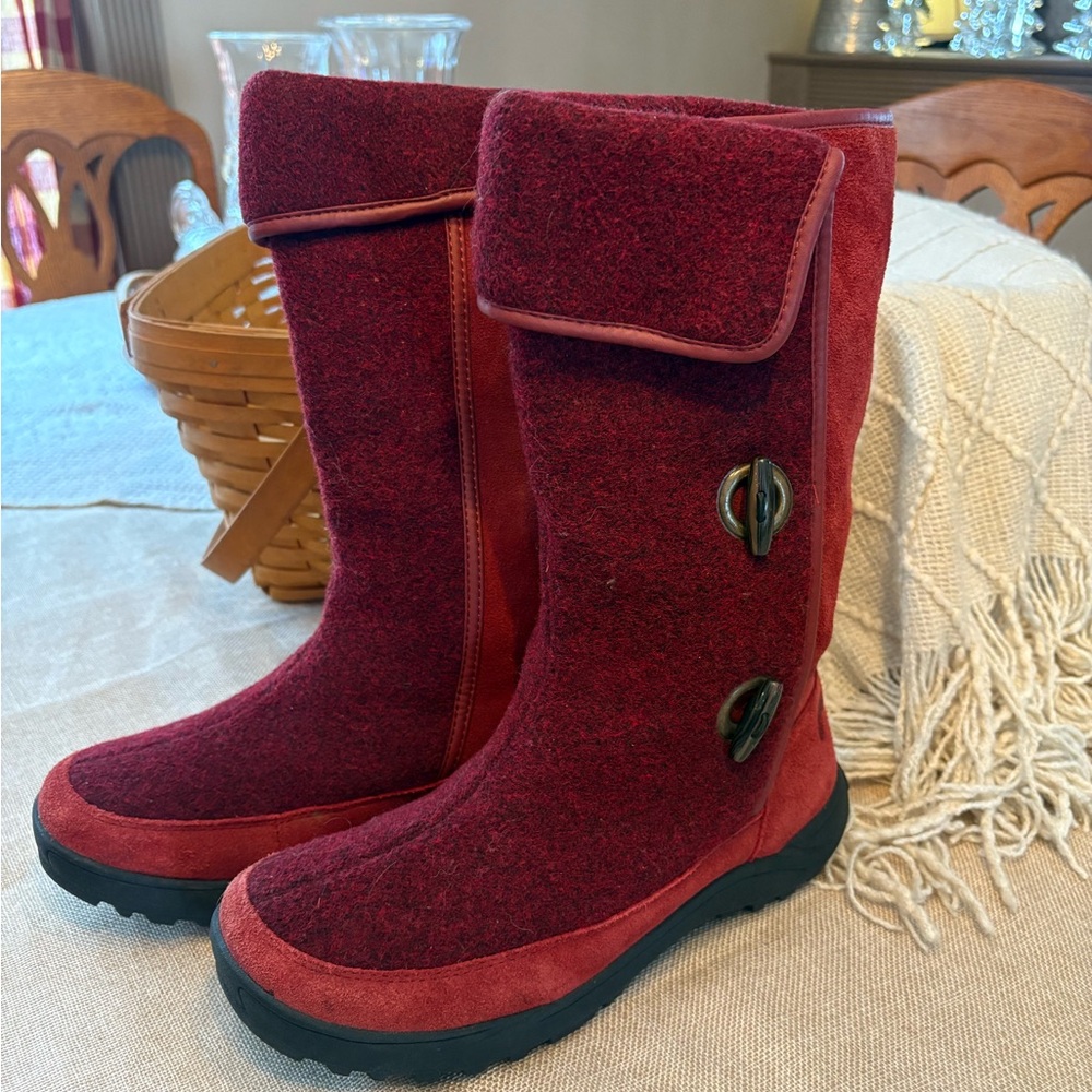 Beautiful red toggle close weather boots